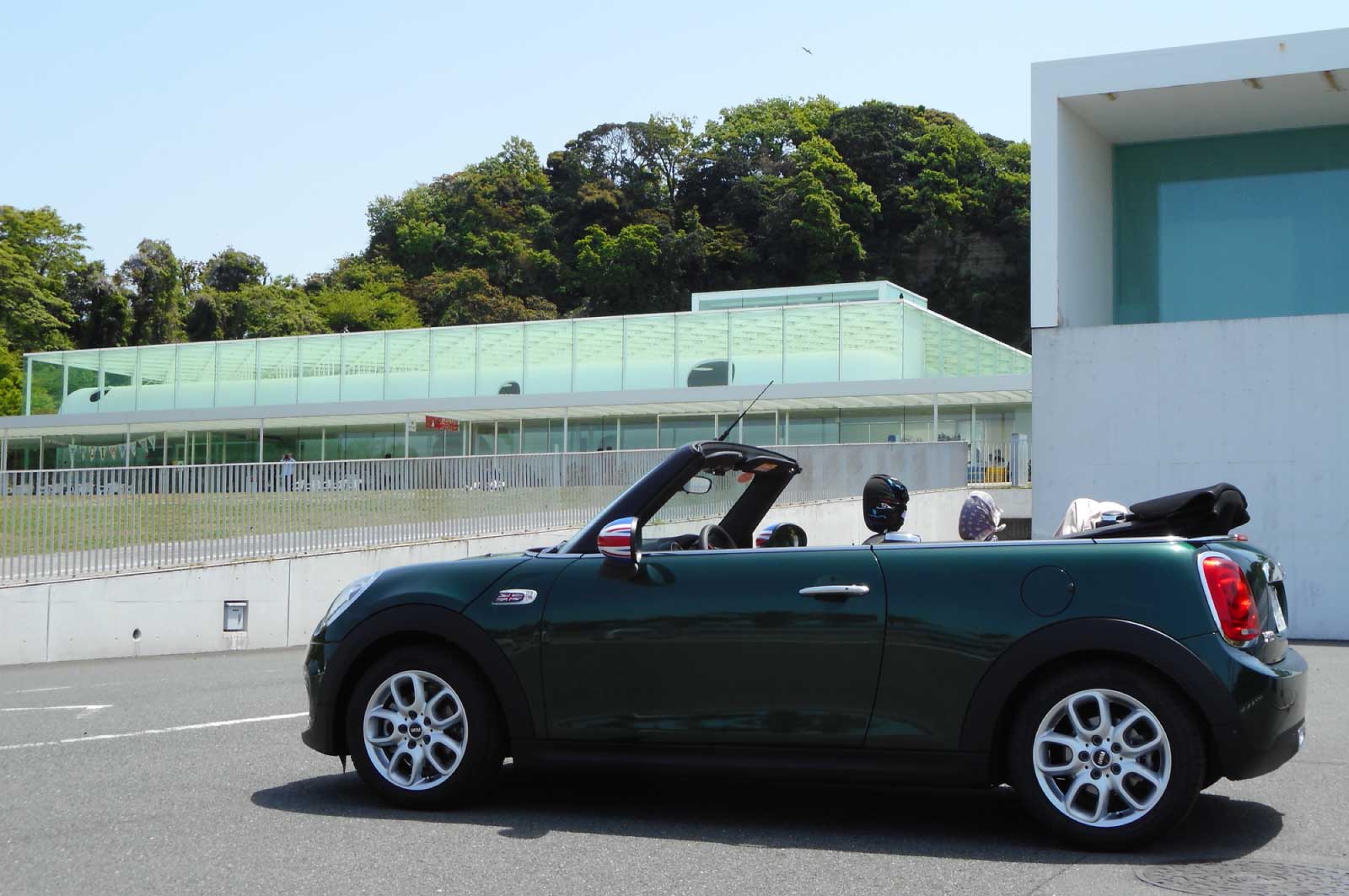 横須賀美術館とオープンカー