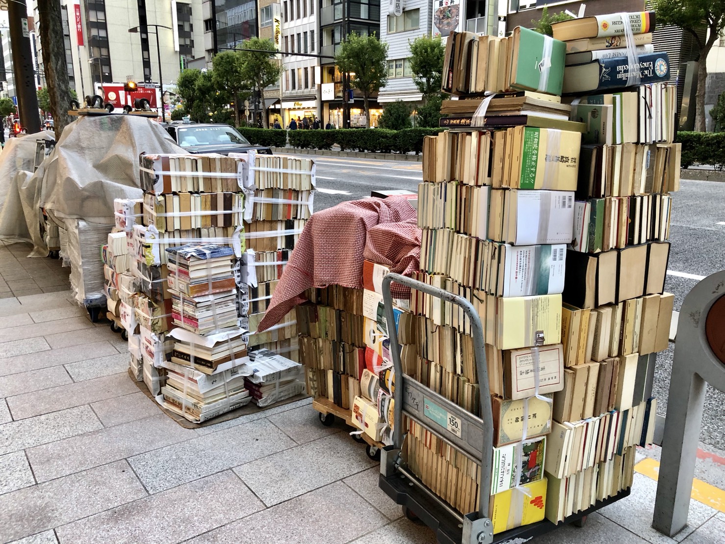 店先に積まれた古書