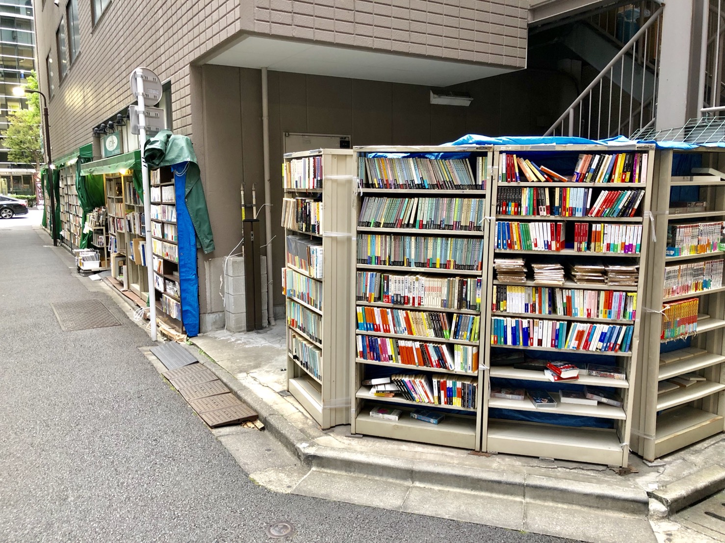 店の後ろまで続く特化おもしろ本コーナー