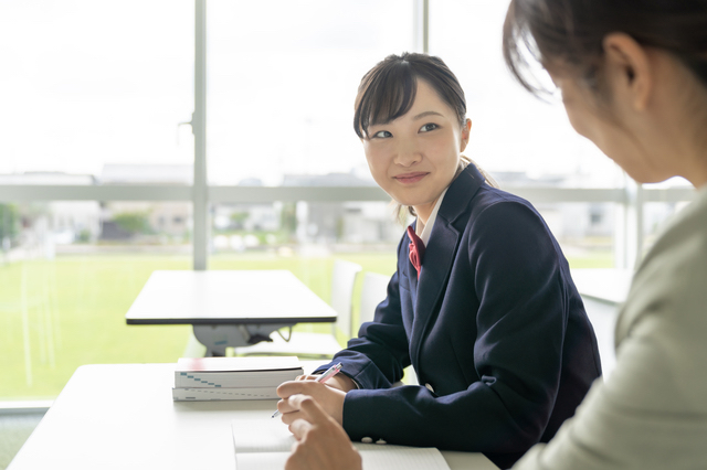 進路相談をする女子高生