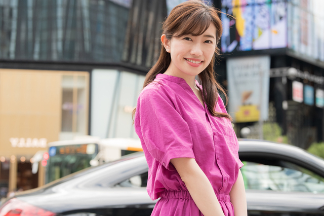 銀座の街を楽しむ女性