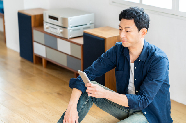 スマホでマッチングアプリをする男性