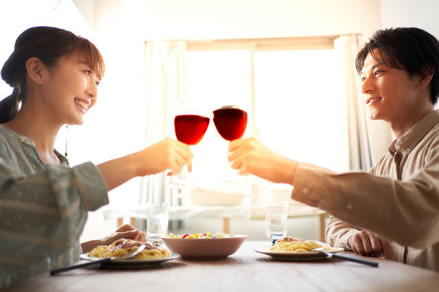 結婚記念日を祝う夫婦