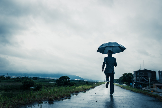 雨に打たれるサラリーマン