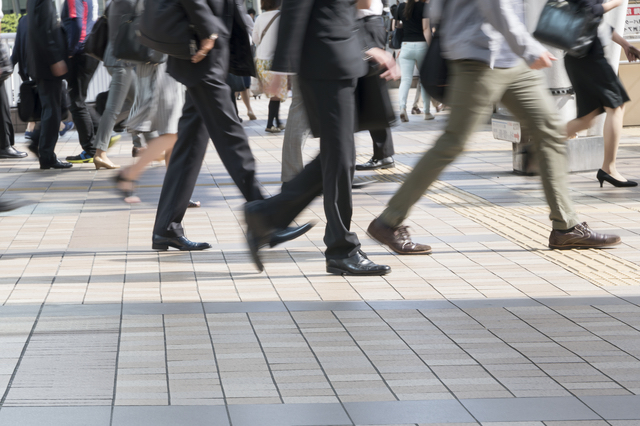 品川駅から出てくる人々