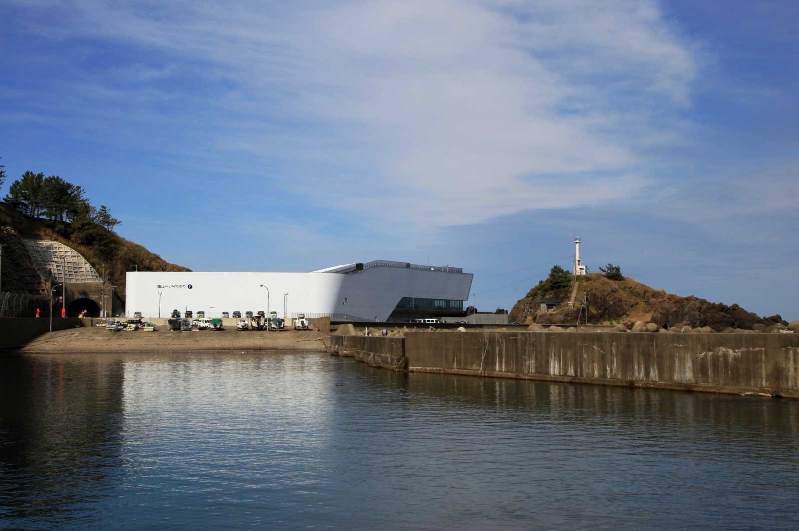 加茂港と加茂水族館