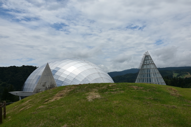 巨大卵のような銀色のドームをした福井県立恐竜博物館