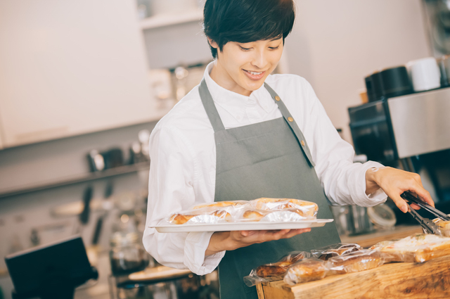 山形のパン屋で働く男性