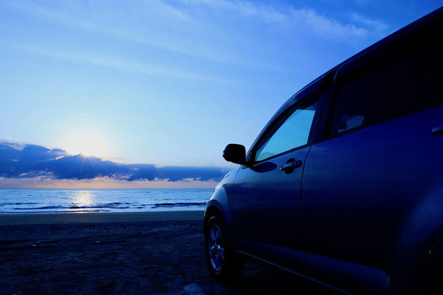 横浜の海と車