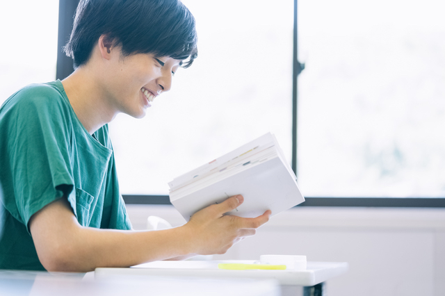 男子大学生の授業風景