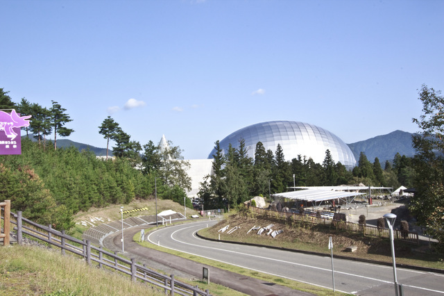 ドーム型の福井県立恐竜博物館