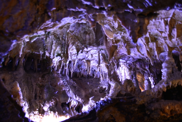 カラフルで幻想的な飛騨大鍾乳洞内部