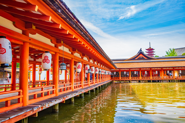 海に浮かぶ厳島神社（広島）