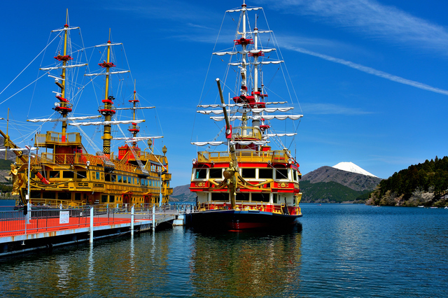 芦ノ湖に浮かぶ海賊船