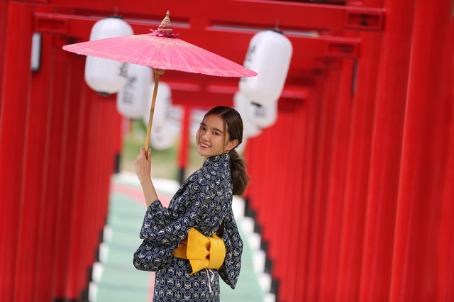 千本鳥居に佇む女性