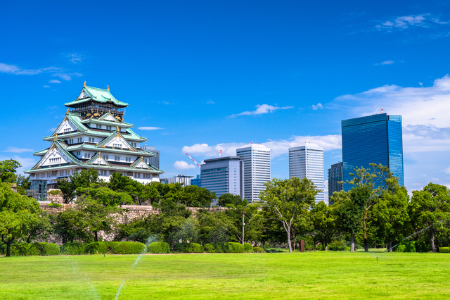 大阪城と高層ビル