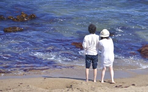 海を楽しむカップル