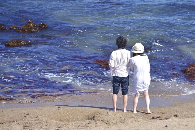 海を楽しむカップル