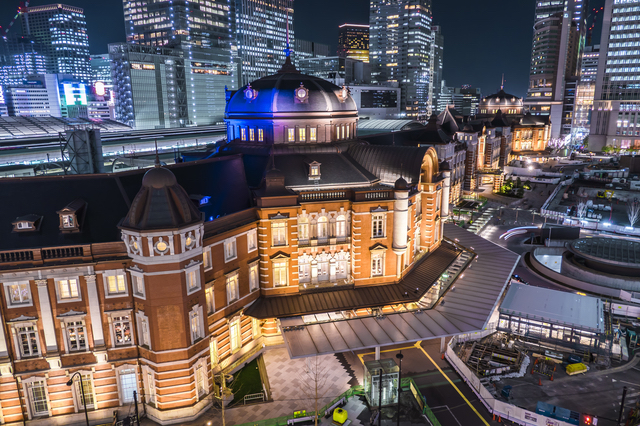 赤レンガが印象的な夜の東京駅