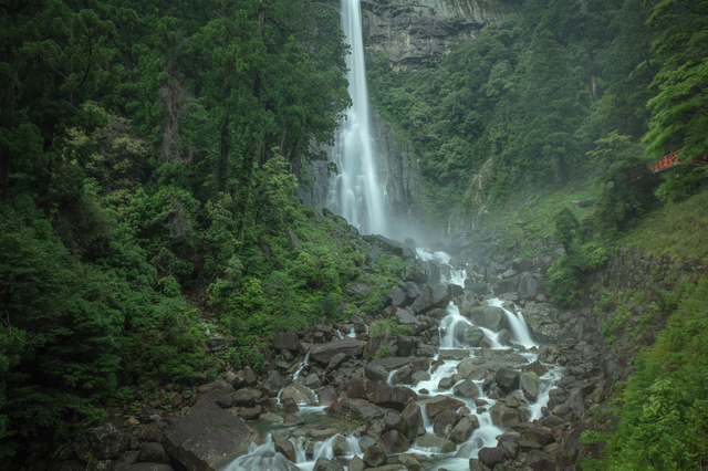 神秘的な那智の大滝（和歌山）