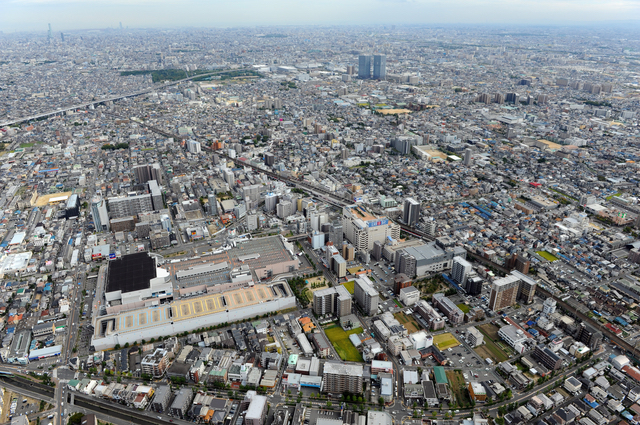 近鉄八尾駅周辺の街並み（空撮）