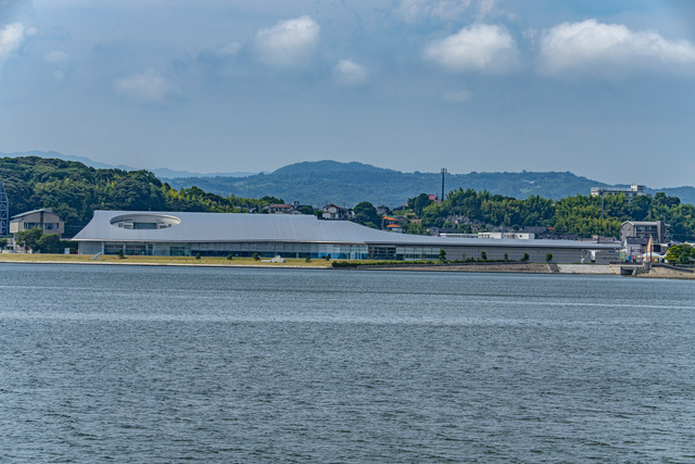 湖畔に建つ島根県立美術館